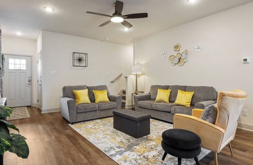 San Antonio House | Lovely 3-Bedroom with Backyard, and Nearby Parks