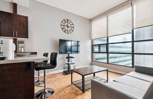 Bay Street Corridor Apartment | Lovely 3-BR in DT Toronto