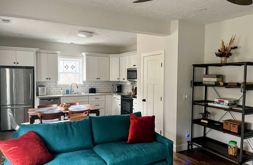 Crescent Hill Condo | Lovely 3BR/1BA PRIME Location!