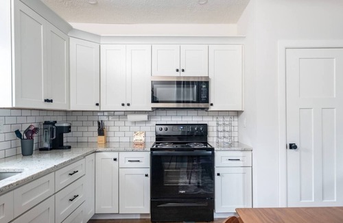 Crescent Hill Condo | Lovely 3BR/1BA PRIME Location!