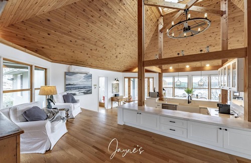 Minett Cottage | Lovely 4 bed/2bath cottage with boathouse on Bruce Lake