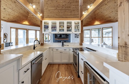 Minett Cottage | Lovely 4 bed/2bath cottage with boathouse on Bruce Lake
