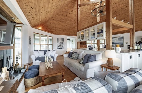 Minett Cottage | Lovely 4 bed/2bath cottage with boathouse on Bruce Lake