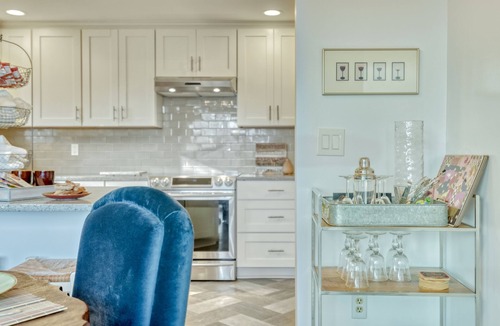 East Irondequoit House | Lovely 4 bedroom home, Cozy with Bay views. Quiet, Convenient to all Rochester