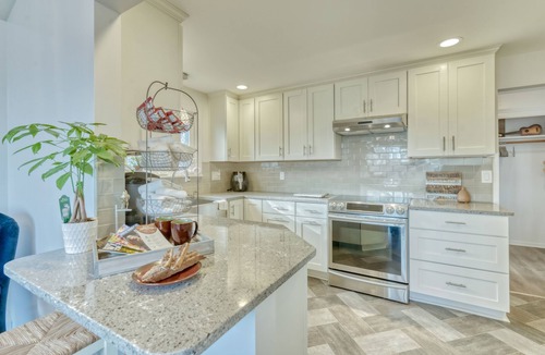 East Irondequoit House | Lovely 4 bedroom home, Cozy with Bay views. Quiet, Convenient to all Rochester