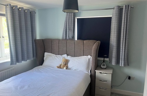 Horley House | Lovely 4 bedroom home with a study