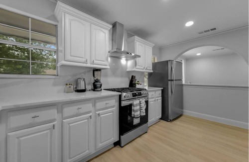 Central Arlington House | Lovely 4-bedroom house in Arlington with AC