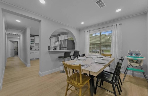 Central Arlington House | Lovely 4-bedroom house in Arlington with AC