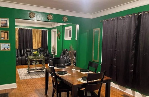 South Chicago Apartment | Lovely 4 Bedroom W/ Pool Table