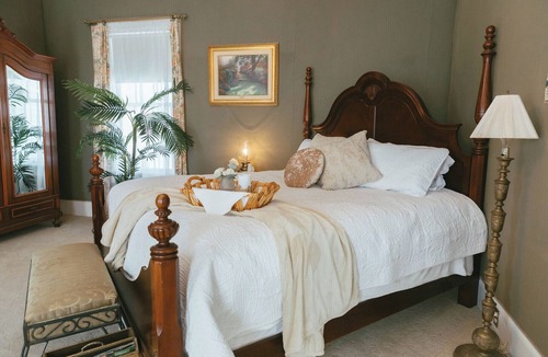 Medford Hotel | Lovely-5 bedroom historic Inn