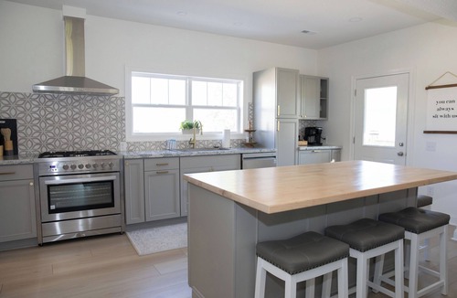Hamilton House | Lovely 5 BR Home 1 Block to MSQC - Sleeps 12+