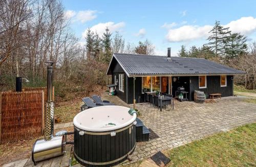 Lodbjerg Hede House | Lovely 6-Person Cottage With Outdoor Sauna - 1007