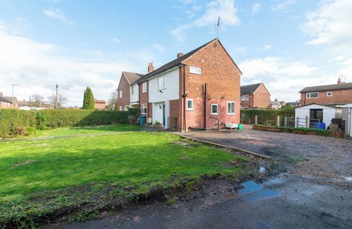 Broadheath House | Lovely 6 rooms Hse Slp 11 Manchester airport city