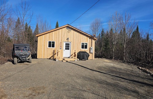 Littleton House | Lovely all new 2-bedroom cabin with T.V. & free internet in charming Littleton