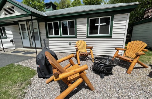 Town of Webb Cottage | Lovely and Spacious Studio with Full Bath and Kitchen!