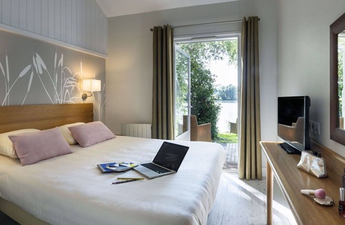 Cerny-en-Laonnois House | Lovely apartment in villa for 4 guests with WIFI, hot tub, pool, TV, terrace and parking