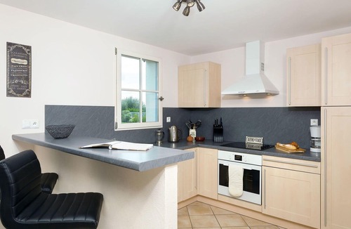 Coex Apartment | Lovely apartment for 8 people with WIFI, pool, TV, terrace, pets allowed and parking