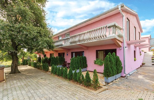 Pomer Apartment | Lovely apartment in Valtursko Polje with WiFi