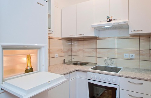 Pomer Apartment | Lovely apartment in Valtursko Polje with WiFi