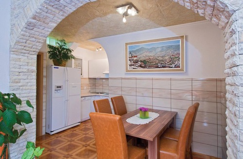 Pomer Apartment | Lovely apartment in Valtursko Polje with WiFi