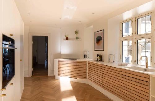 Osterbro Apartment | Lovely Apartment by w Bathtub and Balcony