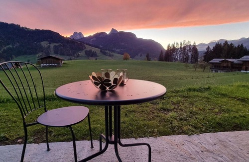 Saanen Apartment | Lovely apartment for 2 guests with balcony