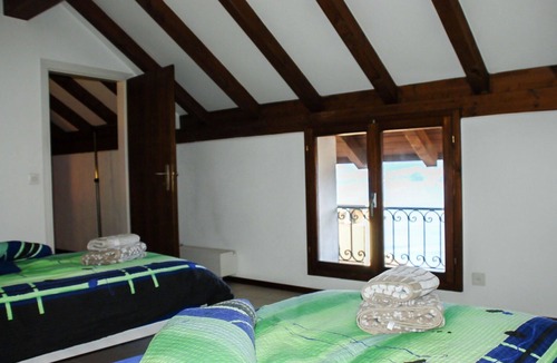 Porto Ronco Apartment | Lovely apartment for 4 people with WIFI, TV, balcony, pets allowed and panoramic view