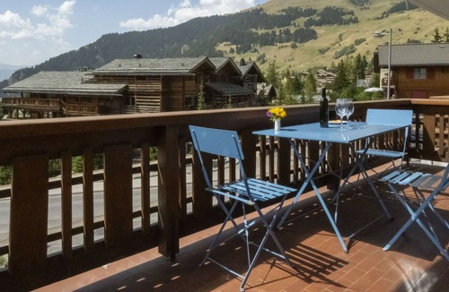 Verbier Apartment | Lovely apartment for 6 guests with WIFI, TV, balcony, pets allowed and panoramic view