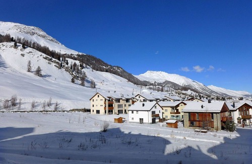 Celerina-Schlarigna Apartment | Lovely apartment for 6 people with WIFI, TV, balcony, pets allowed and panoramic view