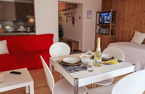 Champery Apartment | Lovely apartment for 2 people with WIFI, TV, balcony and panoramic view