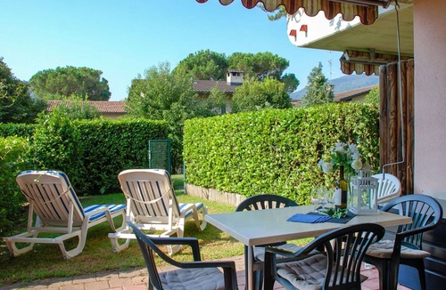 Caslano Apartment | Lovely apartment for 4 guests with WIFI, pool, TV, patio and pets allowed