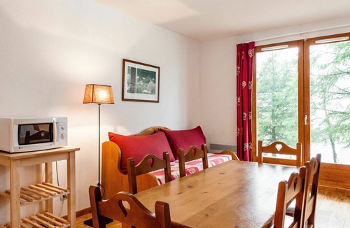 Besse-et-Saint-Anastaise Apartment | Lovely apartment for 8 people with pool, internet, TV, balcony and pets allowed