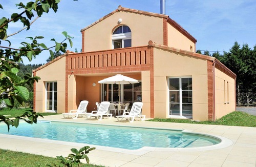 Pont-de-Larn House | Lovely apartment in villa for 8 guests with private pool, TV, terrace and pets allowed