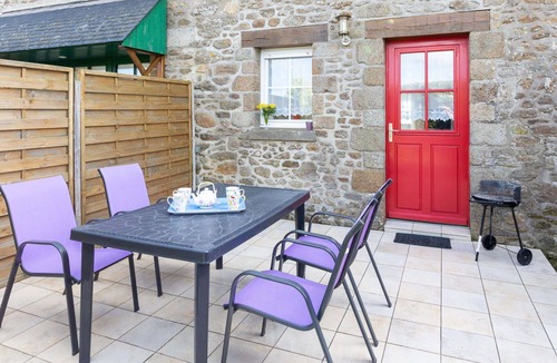 Saint-Meloir-des-Ondes Villa | Lovely apartment in villa for 4 guests with WIFI, TV, terrace and parking
