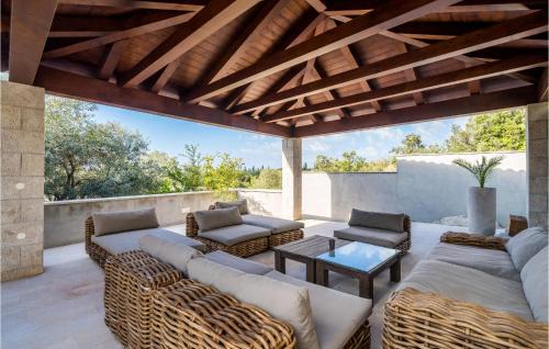 Mocici Apartment | Lovely Apartment In Cilipi