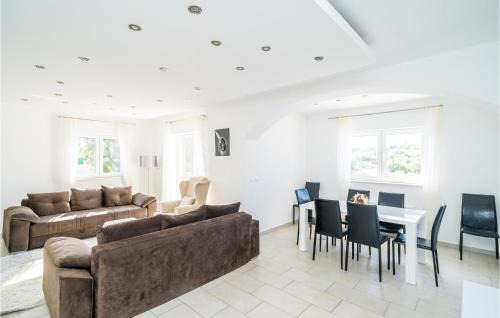 Mocici Apartment | Lovely Apartment In Cilipi