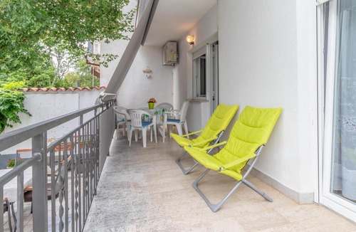 Jadranovo Apartment | Lovely apartment in Jadranovo with WiFi