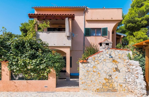 Jadrija Apartment | Lovely apartment in Jadrija with swimming pool