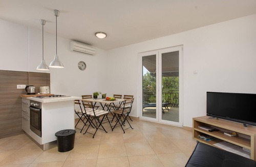 Omisalj Apartment | Lovely apartment in Malinska with WiFi