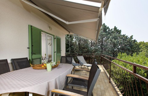 Omisalj Apartment | Lovely apartment in Malinska with WiFi