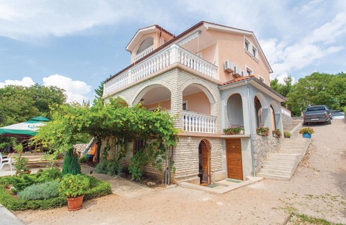 Omisalj Apartment | Lovely apartment in Malinska with WiFi