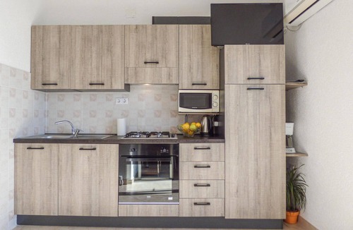 Mimice Apartment | Lovely apartment in Mimice with swimming pool