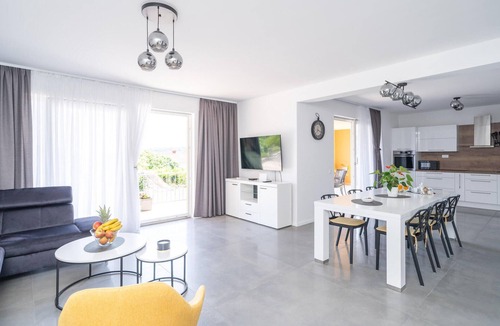 Molunat Apartment | Lovely apartment in Molunat with WiFi
