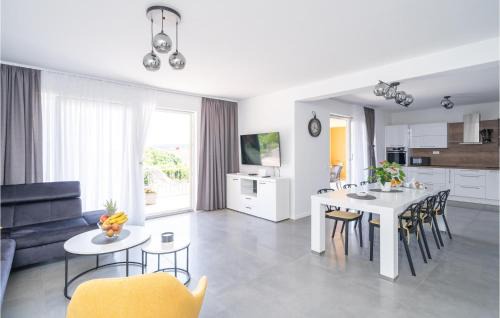 Molunat House | Lovely Apartment In Molunat With Wifi