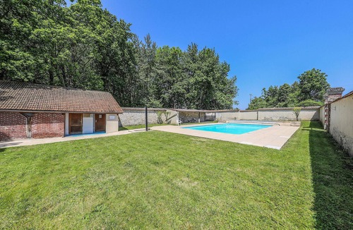 Ocquerre Apartment | Lovely apartment in Ocquerre with swimming pool