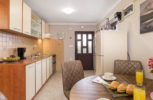 Pobri Apartment | Lovely apartment in Pobri with WiFi