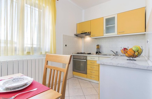 Vrvari Apartment | Lovely apartment in Porec with WiFi