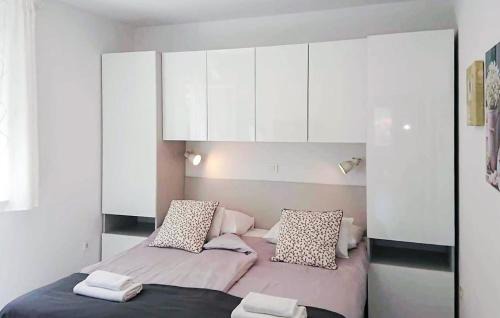 Rab Town Apartment | Lovely Apartment In Rab With Wifi