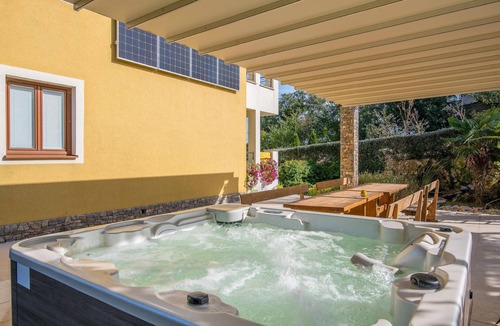 Salatic Apartment | Lovely apartment in Salatici with WiFi