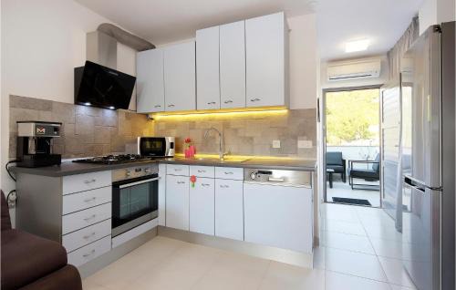 Stinica Apartment | Lovely Apartment In Stinica With Wifi